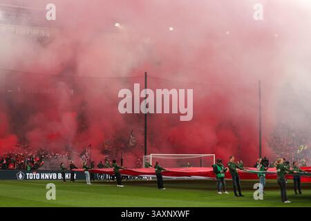 Rotterdam, Niederlande. April 2025. ROTTERDAM, NIEDERLANDE - 21. APRIL: Feuerwerk der Fans und Unterstützer von AZ vor dem Spiel während des Endspiels des niederländischen Toto KNVB Cup zwischen AZ und Go Ahead Eagles im Stadion Feijenoord am 21. April 2025 in Rotterdam, Niederlande. (Foto von Hans van der Valk/Orange Pictures) Credit: Orange Pics BV/Alamy Live News Stockfoto