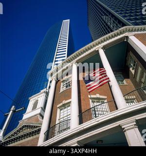 New York, Jahrgang 1990, James Watson House, 18. Jahrhundert, amerikanische Flagge, von Wolkenkratzern im Schatten, Lower Manhattan, New York City, New York City, New York, New York, New York, USA, USA, Stockfoto