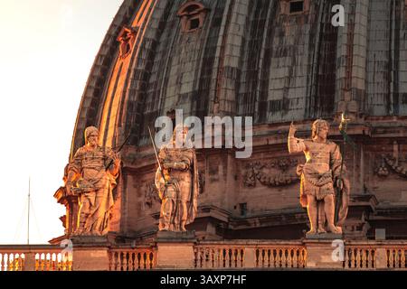 Petersplatz, Kolonnade und Basilika. Stockfoto