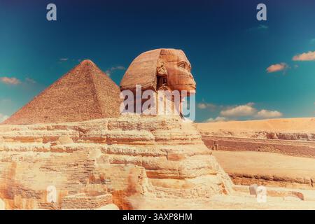 Blick auf die Sphinx, hinter der sich die Cheops-Pyramide befindet Stockfoto