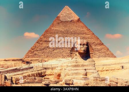 Blick auf die Sphinx, hinter der sich die Pyramide von Chephren befindet Stockfoto