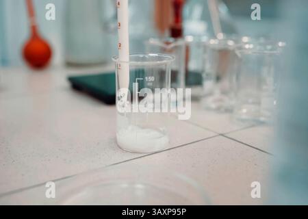 Laborglas, Reagenzgläser und Röhrchen für Analysen und Experimente. Stockfoto