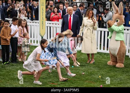 Washington, Usa. April 2025. US-Präsident Donald Trump und First Lady Melania Trump kommen zusammen mit Gästen zum Start des Eierrollen-Rennens während des Ostereiers 2025 auf dem Südrasen des Weißen Hauses am 21. April 2025 in Washington, DC (Foto: Samuel Corum/SIPA USA) Credit: SIPA USA/Alamy Live News Stockfoto