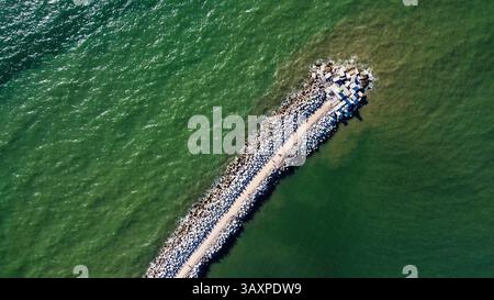 Aus der Vogelperspektive des Breakwater Pier mit Tetrapoden, die sich bis ins Meer erstrecken Stockfoto