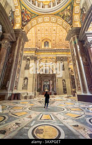 Petersplatz, Kolonnade und Basilika. Stockfoto