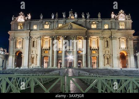 Petersplatz, Kolonnade und Basilika. Stockfoto