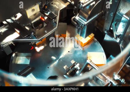 Förderband für die Butterproduktion Molkereianlage und ihre Ausrüstung. Stockfoto