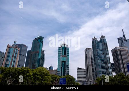31. März 2025. China. Hochhäuser der Stadt Shanghai. Geschäftliche Wolkenkratzer im Finanzviertel Lujiazui. Stockfoto