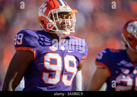 Clemson Defensive End Clelin Ferrell (99) vor dem NCAA College Football Spiel zwischen Syracuse und Clemson am Samstag, 5. November 2016 im Memorial Stadium in Clemson, SC. Jacob Kupferman/CSM(Kreditbild: &Copy; Jacob Kupferman/CSM via ZUMA Wire) Stockfoto