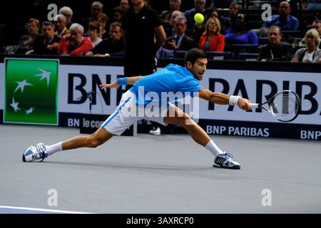 3. November 2016: Paris, Frankreich - NOVAK DJOKOVIC, Serbien, gibt den Ball an den bulgarischen Spieler GRIGOR DIMITROV zurück, während des Turniers BNP Paribas Master 1000 im Paris AccorHotel Arena Stadium. Djokovic schlug Dimitrov mit 4-6 6-2 6:3. (Bild: © Pierre Stevenin Via ZUMA Wire) Stockfoto