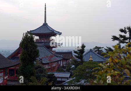 3-stöckige Pagode des Kiyomizu-dera-Tempels, Kyodo Hall und Zuigudo-Dach im Kiyomizu-Tempelkomplex, Kyoto, Japan. Stockfoto