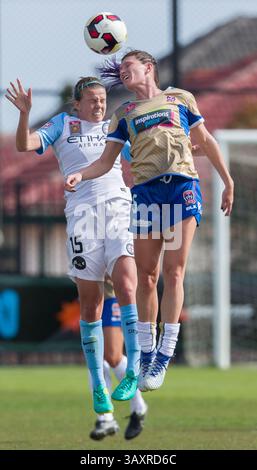 6. November 2016 – Melbourne, Victoria, Australien – AMY JACKSON (15) aus Melbourne City und ARIN GILLILAND (5) aus Newcastle Jets springen in der ersten Runde des W-League-Wettbewerbs zwischen Melbourne Victory und Newcastle Jets während der Saison 2016-17 im CB Smith Reserve, Melbourne, Australien, um den Ball zu gewinnen. Die Westfield W-League ist die australische semiprofessionelle Frauenfußballliga. Melbourne def Newcastle 1-0 (Kreditbild: © Sydney Low Via ZUMA Wire) Stockfoto