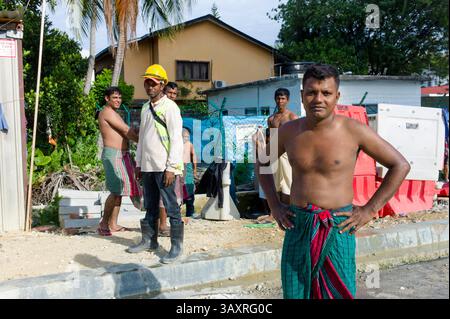 September 2016 – Kuala Lumpur, Malaysia – Bangladesch-Arbeiter duschen nach der Arbeit auf der Baustelle. Wanderarbeitnehmer in Malaysia kommen aus mehr als 12 asiatischen Ländern, die Mehrheit aus Indonesien. Bangladesch, Nepal, Indien, Pakistan, Vietnam, Kambodscha, Thailand und die Philippinen beliefern ebenfalls eine große Anzahl. Die meisten von ihnen arbeiten auf Baustellen, Fabriken und Bauernhöfen und verdienen wenig. (Bild: © Chris Jung via ZUMA Wire) Stockfoto
