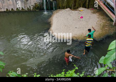 28. September 2016 - Kuala Lumpur, Malaysia - Bangladeschi nutzen Netze zum Angeln in der Kanalisation. Wanderarbeitnehmer in Malaysia kommen aus mehr als 12 asiatischen Ländern, die Mehrheit aus Indonesien. Bangladesch, Nepal, Indien, Pakistan, Vietnam, Kambodscha, Thailand und die Philippinen beliefern ebenfalls eine große Anzahl. Die meisten von ihnen arbeiten auf Baustellen, Fabriken und Bauernhöfen und verdienen wenig. (Bild: © Chris Jung via ZUMA Wire) Stockfoto