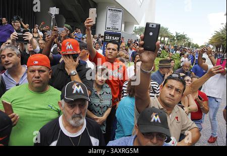 28. September 2016 – Miami, FL, USA – Fans heben ihre Handys, um ein Foto von Jose Fernandez's Leichenwagen zu machen, bevor die IT am 28. September 2016 in Miami von Marlins Park verlässt. (Bild: © Carl Juste/TNS via ZUMA Wire) Stockfoto