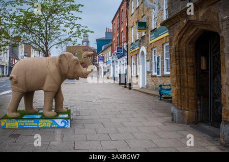 Öffentliche Kunst, bestehend aus 50 dekorativen Elefantenskulpturen in Bridport, West Bay und Lyme Regis, die Spenden für Weldmar Hospicecare sammeln werden. Stockfoto