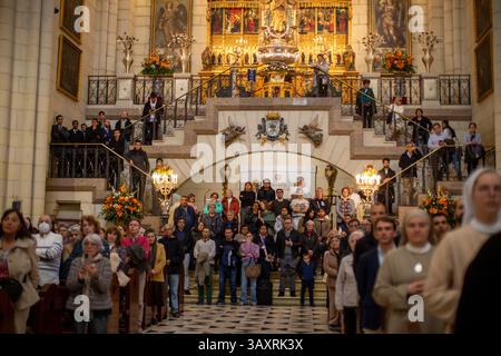 Madrid, Madrid, Spanien. April 2025. Hunderte von Gläubigen beten mit José Cobo, Erzbischof von Madrid, für den Tod von Papst Franziskus während einer Messe, die dem Papst in der Almudena Kathedrale in Madrid gewidmet ist. (Kreditbild: © Luis Soto/ZUMA Press Wire) NUR REDAKTIONELLE VERWENDUNG! Nicht für kommerzielle ZWECKE! Quelle: ZUMA Press, Inc./Alamy Live News Stockfoto