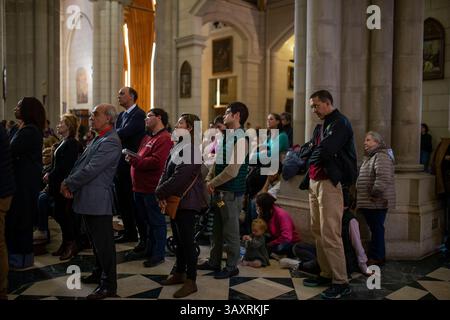 Madrid, Madrid, Spanien. April 2025. Hunderte von Gläubigen beten mit José Cobo, Erzbischof von Madrid, für den Tod von Papst Franziskus während einer Messe, die dem Papst in der Almudena Kathedrale in Madrid gewidmet ist. (Kreditbild: © Luis Soto/ZUMA Press Wire) NUR REDAKTIONELLE VERWENDUNG! Nicht für kommerzielle ZWECKE! Quelle: ZUMA Press, Inc./Alamy Live News Stockfoto