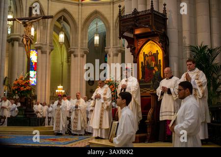 Madrid, Madrid, Spanien. April 2025. Hunderte von Gläubigen beten mit José Cobo, Erzbischof von Madrid, für den Tod von Papst Franziskus während einer Messe, die dem Papst in der Almudena Kathedrale in Madrid gewidmet ist. (Kreditbild: © Luis Soto/ZUMA Press Wire) NUR REDAKTIONELLE VERWENDUNG! Nicht für kommerzielle ZWECKE! Quelle: ZUMA Press, Inc./Alamy Live News Stockfoto
