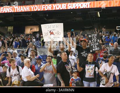 28. September 2016 - Miami, FL, USA - Miami Marlins Fans zollten dem verstorbenen Pitcher Jose Fernandez Tribut, nachdem er am Mittwoch, 28. September 2016, im Marlins Park in Miami gegen die New York Mets gespielt hatte. (Bild: © David Santiago/TNS via ZUMA Wire) Stockfoto