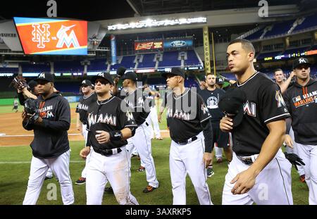 28. September 2016 - Miami, FL, USA - die Miami Marlins begrüßen ihre Fans nach dem Spiel gegen die New York Mets am Mittwoch, 28. September 2016, im Marlins Park in Miami. (Bild: © David Santiago/TNS via ZUMA Wire) Stockfoto
