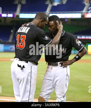 28. September 2016: Miami, FL, USA - die Miami Marlins' Marcell Ozuna (13) und Dee Gordon nach dem Spiel gegen die New York Mets am Mittwoch, 28. September 2016, im Marlins Park in Miami. (Bild: © David Santiago/TNS via ZUMA Wire) Stockfoto