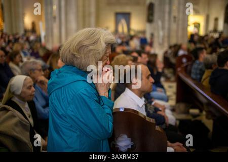 Madrid, Madrid, Spanien. April 2025. Hunderte von Gläubigen beten mit José Cobo, Erzbischof von Madrid, für den Tod von Papst Franziskus während einer Messe, die dem Papst in der Almudena Kathedrale in Madrid gewidmet ist. (Kreditbild: © Luis Soto/ZUMA Press Wire) NUR REDAKTIONELLE VERWENDUNG! Nicht für kommerzielle ZWECKE! Quelle: ZUMA Press, Inc./Alamy Live News Stockfoto