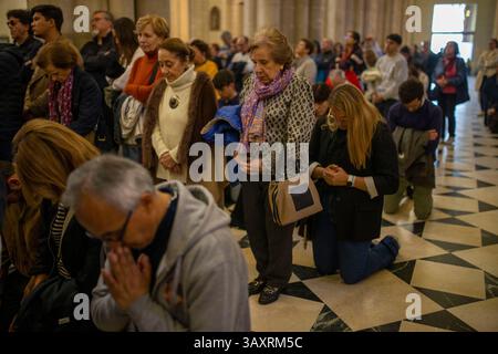 Madrid, Madrid, Spanien. April 2025. Hunderte von Gläubigen beten mit José Cobo, Erzbischof von Madrid, für den Tod von Papst Franziskus während einer Messe, die dem Papst in der Almudena Kathedrale in Madrid gewidmet ist. (Kreditbild: © Luis Soto/ZUMA Press Wire) NUR REDAKTIONELLE VERWENDUNG! Nicht für kommerzielle ZWECKE! Quelle: ZUMA Press, Inc./Alamy Live News Stockfoto
