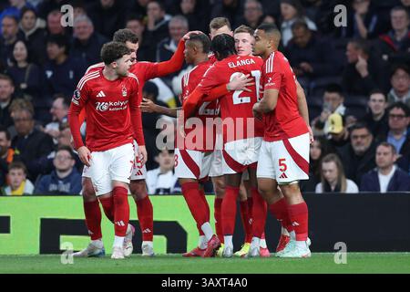 London, Großbritannien. April 2025. Elliot Anderson (2. R) aus Nottingham Forest feiert, nachdem er das Eröffnungstor beim Spiel Tottenham Hotspur gegen Nottingham Forest Premier League im Tottenham Hotspur Stadium in London erzielt hat. Der Bildnachweis sollte lauten: Paul Terry/Sportimage Credit: Sportimage Ltd/Alamy Live News Stockfoto