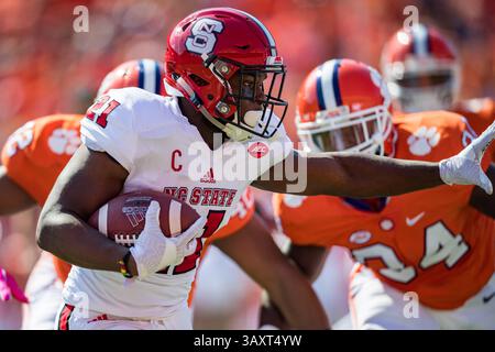 NC State Running Back Matthew Dayes (21) während des NCAA College Football Spiels zwischen NC State und Clemson am Samstag, 15. Oktober 2016 im Memorial Stadium in Clemson, SC. Jacob Kupferman/CSM(Kreditbild: &Copy; Jacob Kupferman/CSM via ZUMA Wire) Stockfoto