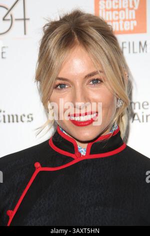 15. Oktober 2016 – New York, New York, USA – SIENNA MILLER besucht die Weltpremiere von „The Lost City of Z“ während des 54. Jährlichen New Yorker Filmfestivals am AMC Lincoln Square. (Foto: © Sonia Moskowitz/Globe Fotos via ZUMA Wire) Stockfoto