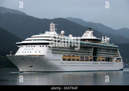30. Juni 2016 - Juneau, Alaska, USA - Radiance of the Seas, Segeln in der Nähe des South Franklin Docks, Juneau, Alaska. Royal Caribbean Internationalâ' Radiance of the Seas ist nach einer 21-tägigen Renovierung aus dem Trockendock entstanden. Die Arbeiten sind Teil des 70 Millionen US-Dollar teuren Royal Advantage-Verbesserungsprogramms der lineâ, das in diesem Jahr Verbesserungen an fünf Schiffen vornimmt. Durch die Renovierung wurde das Schiff um neue Restaurants, Unterhaltung, childrenâ Programmierung und Technologie erweitert, die auf den lineâ-Schiffen der Oasis-Klasse eingeführt wurden. In diesem Sommer segelt Radiance of the Seas abwechselnd, sieben Nächte lang in Richtung Süden und Norden nach Alaska Stockfoto