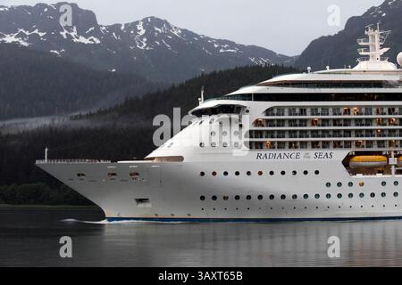 30. Juni 2016 - Juneau, Alaska, USA - Radiance of the Seas, Segeln in der Nähe des South Franklin Docks, Juneau, Alaska. Royal Caribbean Internationalâ' Radiance of the Seas ist nach einer 21-tägigen Renovierung aus dem Trockendock entstanden. Die Arbeiten sind Teil des 70 Millionen US-Dollar teuren Royal Advantage-Verbesserungsprogramms der lineâ, das in diesem Jahr Verbesserungen an fünf Schiffen vornimmt. Durch die Renovierung wurde das Schiff um neue Restaurants, Unterhaltung, childrenâ Programmierung und Technologie erweitert, die auf den lineâ-Schiffen der Oasis-Klasse eingeführt wurden. In diesem Sommer segelt Radiance of the Seas abwechselnd, sieben Nächte lang in Richtung Süden und Norden nach Alaska Stockfoto