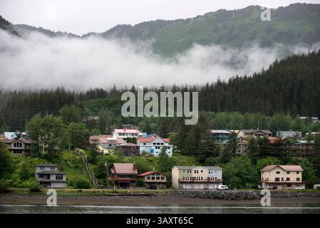 30. Juni 2016 – Juneau, Alaska, USA – Landschaft der Küstenberge, Häuser und Gletscher nördlich von Juneau, Südost-Alaska. Juneau hat eine erstaunliche Anzahl von vollständig zugänglichen Bergen und Graten. Diese Website wird sich auf vier oder fünf der beliebtesten konzentrieren. Alle nehmen etwa 7-8 Stunden in gemäßigtem Tempo auf und zurück. Wer sich für weitere Klettertouren interessiert, kann sich an den Juneau Alpine Club wenden. Eine Vielzahl von Bildern der verschiedenen Wanderungen sind auf der Website des Clubs veröffentlicht. Diese Wege sollten nicht von schüchternen versucht werden. Mt. Juneau, Jumbo und McGinnis haben verschiedene steile Bereiche. Alle erfordern Sta Stockfoto