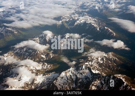 30. Juni 2016 – Juneau, Alaska, USA – aus der Vogelperspektive auf die Küstengebirge und Gletscher nördlich von Juneau, Südost-Alaska. Juneau hat eine erstaunliche Anzahl von vollständig zugänglichen Bergen und Graten. Diese Website wird sich auf vier oder fünf der beliebtesten konzentrieren. Alle nehmen etwa 7-8 Stunden in gemäßigtem Tempo auf und zurück. Wer sich für weitere Klettertouren interessiert, kann sich an den Juneau Alpine Club wenden. Eine Vielzahl von Bildern der verschiedenen Wanderungen sind auf der Website des Clubs veröffentlicht. Diese Wege sollten nicht von schüchternen versucht werden. Mt. Juneau, Jumbo und McGinnis haben verschiedene steile Bereiche. Alle erfordern Ausdauer und Stockfoto