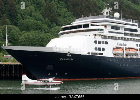 30. Juni 2016 - Juneau, Alaska, USA - Zaandam, Segeln in der Nähe des South Franklin Docks, Juneau, Alaska. Royal Caribbean Internationalâ' Radiance of the Seas ist nach einer 21-tägigen Renovierung aus dem Trockendock entstanden. Die Arbeiten sind Teil des 70 Millionen US-Dollar teuren Royal Advantage-Verbesserungsprogramms der lineâ, das in diesem Jahr Verbesserungen an fünf Schiffen vornimmt. Durch die Renovierung wurde das Schiff um neue Restaurants, Unterhaltung, childrenâ Programmierung und Technologie erweitert, die auf den lineâ-Schiffen der Oasis-Klasse eingeführt wurden. In diesem Sommer segelt Radiance of the Seas abwechselnd, sieben Nächte lang in Richtung Süden und Norden nach Alaska Stockfoto