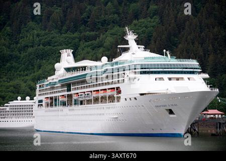 30. Juni 2016 - Juneau, Alaska, USA - Rhapsodie der Meere, Segeln in der Nähe des South Franklin Docks, Juneau, Alaska. Royal Caribbean Internationalâ' Radiance of the Seas ist nach einer 21-tägigen Renovierung aus dem Trockendock entstanden. Die Arbeiten sind Teil des 70 Millionen US-Dollar teuren Royal Advantage-Verbesserungsprogramms der lineâ, das in diesem Jahr Verbesserungen an fünf Schiffen vornimmt. Durch die Renovierung wurde das Schiff um neue Restaurants, Unterhaltung, childrenâ Programmierung und Technologie erweitert, die auf den lineâ-Schiffen der Oasis-Klasse eingeführt wurden. In diesem Sommer segelt Radiance of the Seas abwechselnd, sieben Nächte lang in Richtung Süden und Norden nach Alaska Stockfoto
