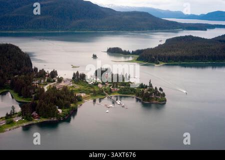 30. Juni 2016 - Juneau, Alaska, USA - aus der Vogelperspektive auf die Küstenberge, Häuser und Gletscher nördlich von Juneau, Südost-Alaska. Juneau hat eine erstaunliche Anzahl von vollständig zugänglichen Bergen und Graten. Diese Website wird sich auf vier oder fünf der beliebtesten konzentrieren. Alle nehmen etwa 7-8 Stunden in gemäßigtem Tempo auf und zurück. Wer sich für weitere Klettertouren interessiert, kann sich an den Juneau Alpine Club wenden. Eine Vielzahl von Bildern der verschiedenen Wanderungen sind auf der Website des Clubs veröffentlicht. Diese Wege sollten nicht von schüchternen versucht werden. Mt. Juneau, Jumbo und McGinnis haben verschiedene steile Bereiche. Alle erfordern s Stockfoto