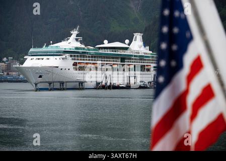 30. Juni 2016 - Juneau, Alaska, USA - Rhapsodie der Meere, Segeln in der Nähe des South Franklin Docks, Juneau, Alaska. Royal Caribbean Internationalâ' Radiance of the Seas ist nach einer 21-tägigen Renovierung aus dem Trockendock entstanden. Die Arbeiten sind Teil des 70 Millionen US-Dollar teuren Royal Advantage-Verbesserungsprogramms der lineâ, das in diesem Jahr Verbesserungen an fünf Schiffen vornimmt. Durch die Renovierung wurde das Schiff um neue Restaurants, Unterhaltung, childrenâ Programmierung und Technologie erweitert, die auf den lineâ-Schiffen der Oasis-Klasse eingeführt wurden. In diesem Sommer segelt Radiance of the Seas abwechselnd, sieben Nächte lang in Richtung Süden und Norden nach Alaska Stockfoto