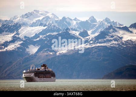30. Juni 2016 - Juneau, Alaska, USA - Cuise in der Nähe des Mount Fairweather im Glacier Bay National Park Alaska USA. Tarr Inlet im Glacier Bay National Park. Der Margerie Glacier ist ein 34 km langer Gezeitenwassergletscher in der Glacier Bay in Alaska und ist Teil des Glacier Bay National Park and Preserve. Er beginnt am Südhang des Mount Root an der Grenze zwischen Alaska und Kanada in der Fairweather Range und fließt südöstlich und nordöstlich zum Tarr Inlet. Benannt wurde sie nach dem berühmten französischen Geographen und Geologen Emmanuel de Margerie (1862â€„1953), der 1913 die Glacier Bay besuchte. Es ist ein integraler Bestandteil Stockfoto