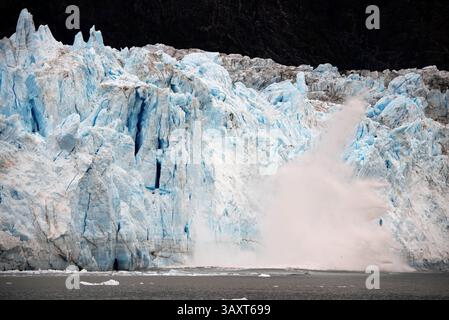 Juni 30, 2016 - Juneau, Alaska, USA - der Margerie Glacier und Mount Fairweather im Glacier Bay National Park Alaska USA. Tarr Inlet im Glacier Bay National Park. Der Margerie Glacier ist ein 34 km langer Gezeitenwassergletscher in der Glacier Bay in Alaska und ist Teil des Glacier Bay National Park and Preserve. Er beginnt am Südhang des Mount Root an der Grenze zwischen Alaska und Kanada in der Fairweather Range und fließt südöstlich und nordöstlich zum Tarr Inlet. Benannt wurde sie nach dem berühmten französischen Geographen und Geologen Emmanuel de Margerie (1862â€„1953), der 1913 die Glacier Bay besuchte. Es ist ein Int. Stockfoto