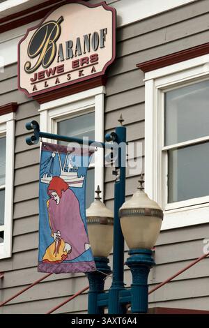 30. Juni 2016 – Juneau, Alaska, USA – Baranof Jeweers. Geschäfte und Geschäfte in Juneau. South Franklin Street. Alaska. Juneau ist nicht nur Alaskas Hauptstadt, sondern auch einer der landschaftlich atemberaubendsten Orte auf den Bootstouren in Alaska. Juneau befindet sich im Panhandle und ist umgeben von Bergen, die vom Gastineau-Kanal geschnitzt wurden, der Inbegriff eines natürlichen Paradieses. Und was gibt es besser, um die Schönheit der Natur Ihrem besonderen Menschen auf einer Alaska-Kreuzfahrt zu präsentieren, als mit edlem Schmuck von Diamonds International, dem weltweit größten Duty-Free-Juwelier. Besuchen Sie die South Franklin Street Diamonds Stockfoto