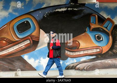 30. Juni 2016 – Juneau, Alaska, USA – Wandgemälde von Bill Ray „Raven Discovering Mankind in a Clam Shell“ am Straßenrand in Downtown, Juneau. Alaska. USA. Tlingit-Geschichte über die Schöpfung. Die City and Borough of Juneau ist die Hauptstadt Alaskas. Es ist eine vereinheitlichte Gemeinde am Gastineau Channel im Alaska Panhandle und ist die zweitgrößte Stadt in den Vereinigten Staaten. Juneau ist die Hauptstadt Alaskas seit 1906, als die Regierung des damaligen Distrikts Alaska 1900 von Sitka verlegt wurde, wie es der US-Kongress vorschrieb. Die Gemeinde vereinte sich am Juli Stockfoto