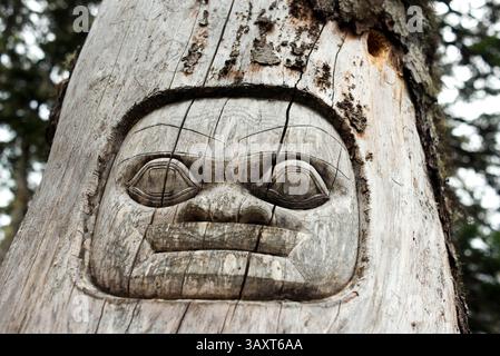 30. Juni 2016 – Juneau, Alaska, USA – Schild, das Raven-Clan-Territorium, Baumschnitzerei, Tlingit-Indians, Juneau, Südost-Alaska. Roberts Montieren. Trekking von der Mt. Roberts Tramway, Juneau. Alaska. Das oberste Terminal der Straßenbahn befindet sich auf einem Turm und bietet einen spektakulären Blick auf die Stadt Juneau und den Gastineau Channel, Douglas Island und die Gemeinde Douglas im Westen, die Chilkat Mountain Range im Norden und Kupreanof Island im Süden. Der Terminalsteig wird durch die Skybridge mit dem Bergrücken des Mount Roberts verbunden, die zu den Gipfelanlagen führt. Das Hauptgebäude umfasst Stockfoto
