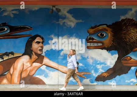 30. Juni 2016 – Juneau, Alaska, USA – Wandgemälde von Bill Ray „Raven Discovering Mankind in a Clam Shell“ am Straßenrand in Downtown, Juneau. Alaska. USA. Tlingit-Geschichte über die Schöpfung. Die City and Borough of Juneau ist die Hauptstadt Alaskas. Es ist eine vereinheitlichte Gemeinde am Gastineau Channel im Alaska Panhandle und ist die zweitgrößte Stadt in den Vereinigten Staaten. Juneau ist die Hauptstadt Alaskas seit 1906, als die Regierung des damaligen Distrikts Alaska 1900 von Sitka verlegt wurde, wie es der US-Kongress vorschrieb. Die Gemeinde vereinte sich am Juli Stockfoto