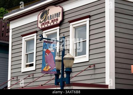 30. Juni 2016 – Juneau, Alaska, USA – Baranof Jeweers. Geschäfte und Geschäfte in Juneau. South Franklin Street. Alaska. Juneau ist nicht nur Alaskas Hauptstadt, sondern auch einer der landschaftlich atemberaubendsten Orte auf den Bootstouren in Alaska. Juneau befindet sich im Panhandle und ist umgeben von Bergen, die vom Gastineau-Kanal geschnitzt wurden, der Inbegriff eines natürlichen Paradieses. Und was gibt es besser, um die Schönheit der Natur Ihrem besonderen Menschen auf einer Alaska-Kreuzfahrt zu präsentieren, als mit edlem Schmuck von Diamonds International, dem weltweit größten Duty-Free-Juwelier. Besuchen Sie die South Franklin Street Diamonds Stockfoto