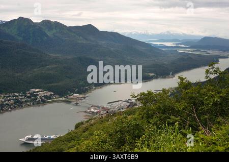 30. Juni 2016 - Juneau, Alaska, USA - Landschaftsaussichten auf der Spitze. Trekking von der Mt. Roberts Tramway, Juneau. Alaska. Das oberste Terminal der Straßenbahn befindet sich auf einem Turm und bietet einen spektakulären Blick auf die Stadt Juneau und den Gastineau Channel, Douglas Island und die Gemeinde Douglas im Westen, die Chilkat Mountain Range im Norden und Kupreanof Island im Süden. Der Terminalsteig wird durch die Skybridge mit dem Bergrücken des Mount Roberts verbunden, die zu den Gipfelanlagen führt. Im Hauptgebäude befinden sich die Timberline Bar & Grill und das Chilkat Theater mit informativen Darstellungen Stockfoto