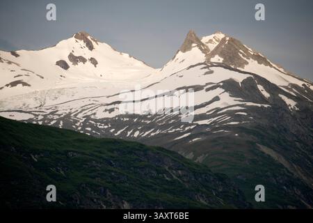 30. Juni 2016 – Juneau, Alaska, USA – Glacier Bay National Park Alaska USA. Tarr Inlet im Glacier Bay National Park. Der Margerie Glacier ist ein 34 km langer Gezeitenwassergletscher in der Glacier Bay in Alaska und ist Teil des Glacier Bay National Park and Preserve. Er beginnt am Südhang des Mount Root an der Grenze zwischen Alaska und Kanada in der Fairweather Range und fließt südöstlich und nordöstlich zum Tarr Inlet. Benannt wurde sie nach dem berühmten französischen Geographen und Geologen Emmanuel de Margerie (1862â€„1953), der 1913 die Glacier Bay besuchte. Sie ist ein integraler Bestandteil der Glacier Bay, die deklariert wurde Stockfoto