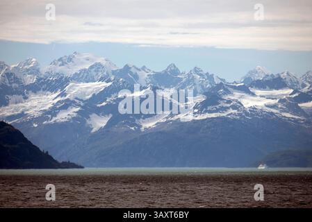 30. Juni 2016 - Juneau, Alaska, USA - Mount Fairweather im Glacier Bay National Park Alaska USA. Tarr Inlet im Glacier Bay National Park. Der Margerie Glacier ist ein 34 km langer Gezeitenwassergletscher in der Glacier Bay in Alaska und ist Teil des Glacier Bay National Park and Preserve. Er beginnt am Südhang des Mount Root an der Grenze zwischen Alaska und Kanada in der Fairweather Range und fließt südöstlich und nordöstlich zum Tarr Inlet. Benannt wurde sie nach dem berühmten französischen Geographen und Geologen Emmanuel de Margerie (1862â€„1953), der 1913 die Glacier Bay besuchte. Er ist ein integraler Bestandteil des Gletschers Stockfoto
