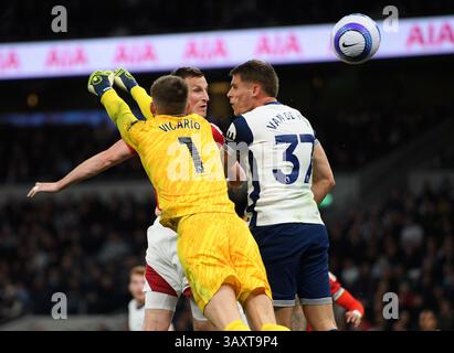 London, Großbritannien. April 2025. Tottenham Hotspur / Nottingham Forest - Premier League - Tottenham Hotspur Stadium. Chris Wood ist beim 2. Tor von Forest dabei. Bildnachweis: Mark Pain/Alamy Live News Stockfoto